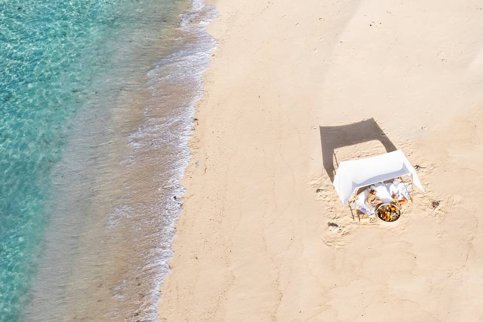 Petit déjeuner sur une plage p