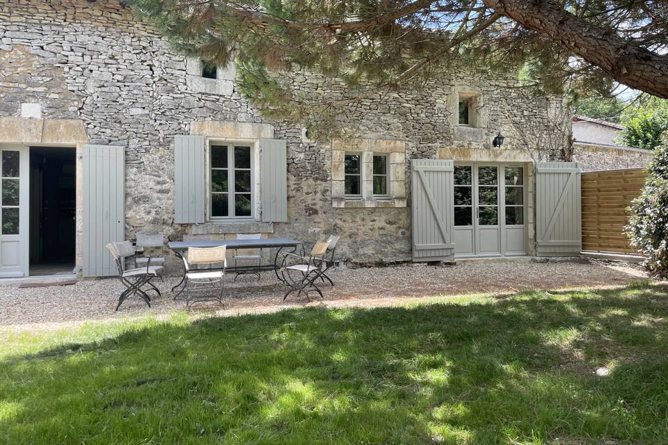 Sous le pin parasol du gîte