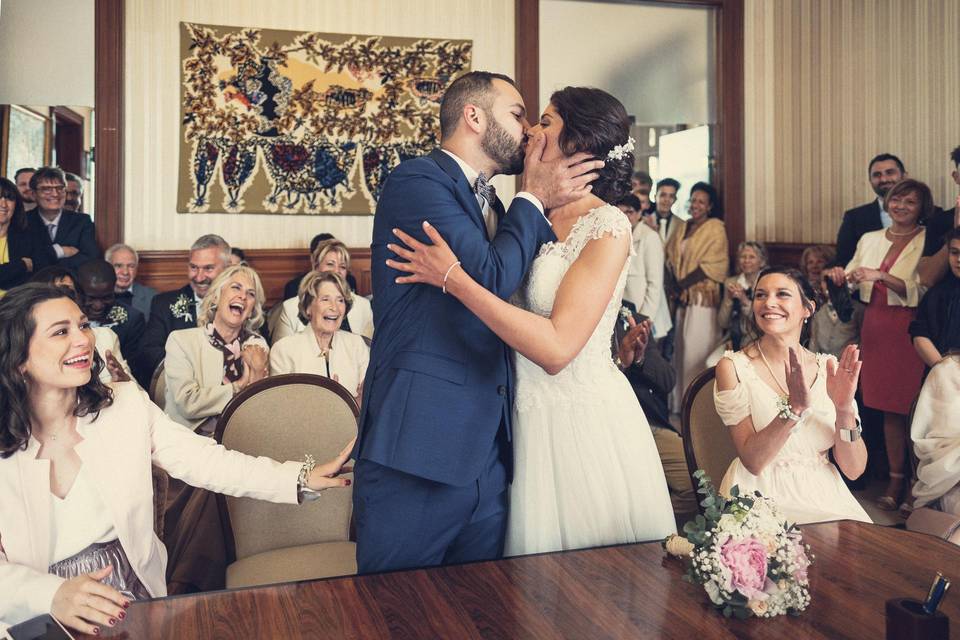 Mariés mairie baiser