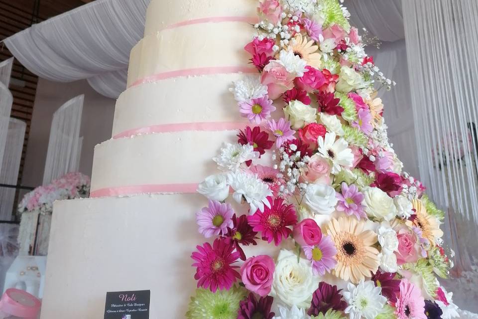 Wedding cake chute de fleurs