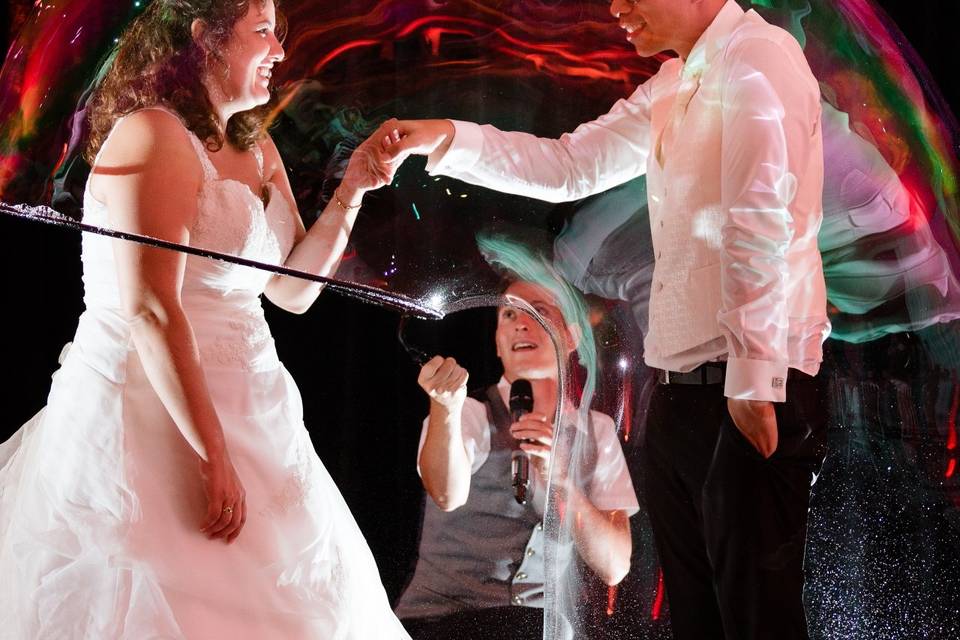 Mariés dans la bulle géante