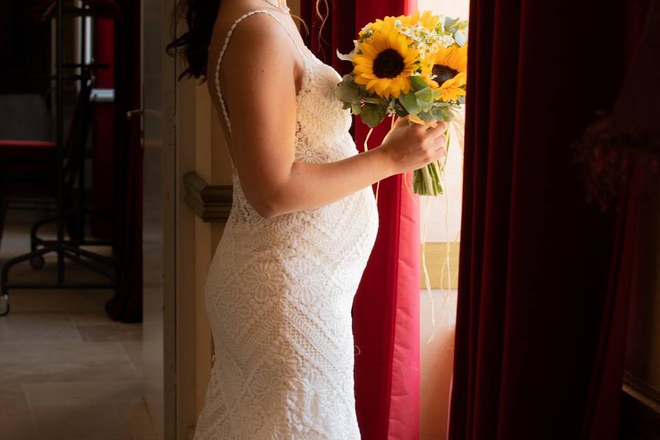 Mariée enceinte et bouquet