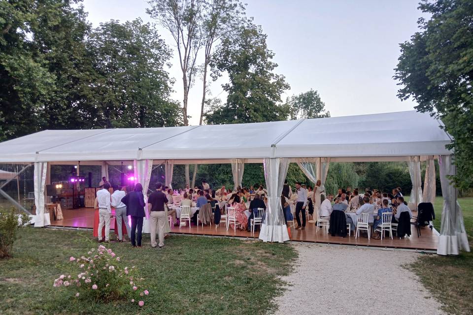 Dîner dans le chapiteau