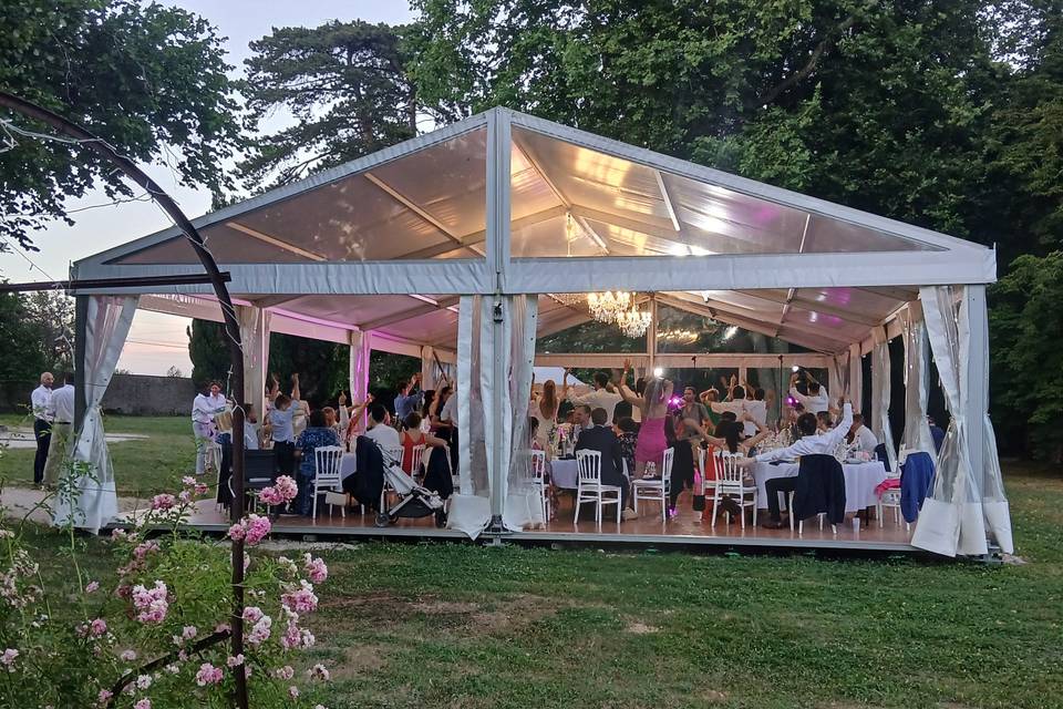 Chapiteau ouvert sur le parc