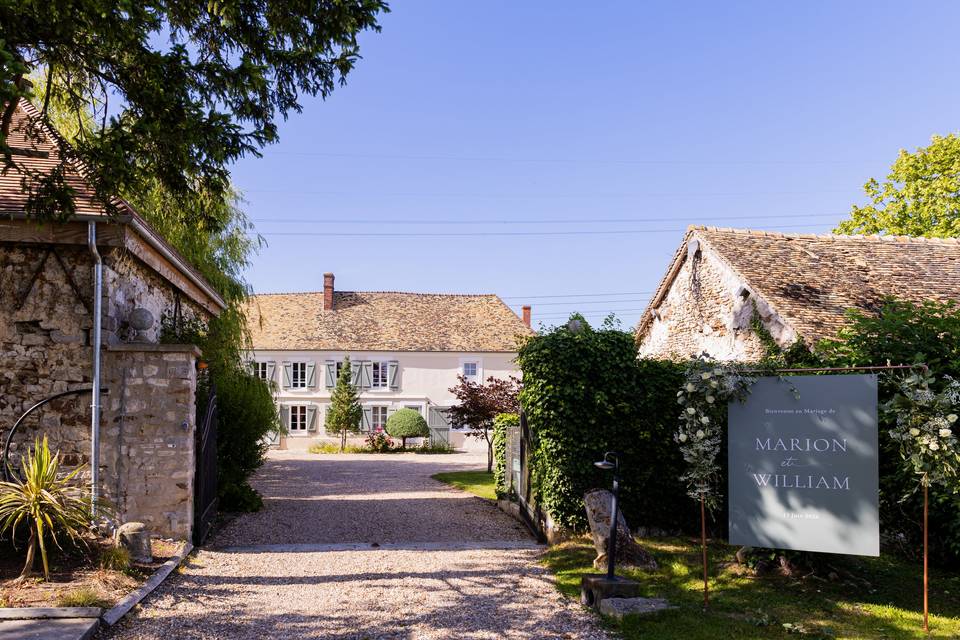 Entrée dans la cour