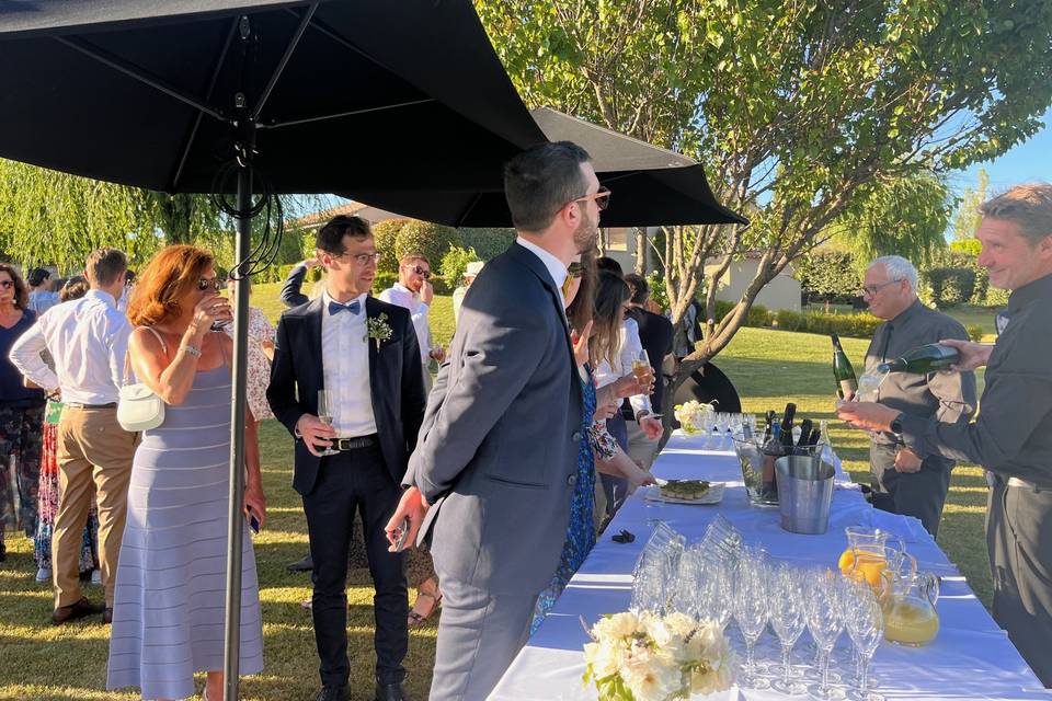 Apéritif dans le jardin