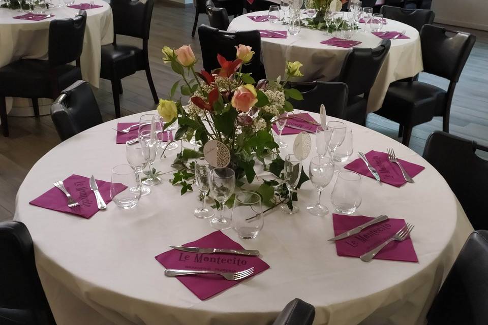 Table mariés fleurs fraiches