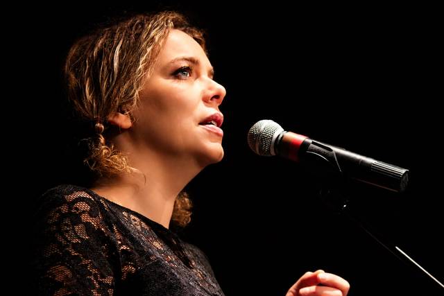 Officiante et chanteuse