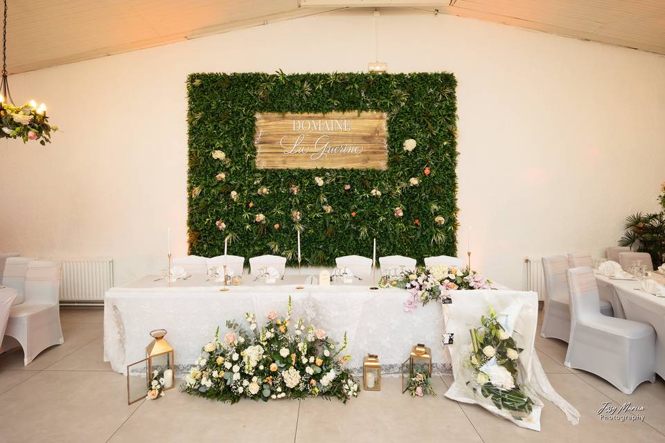 Table et mur de plantes