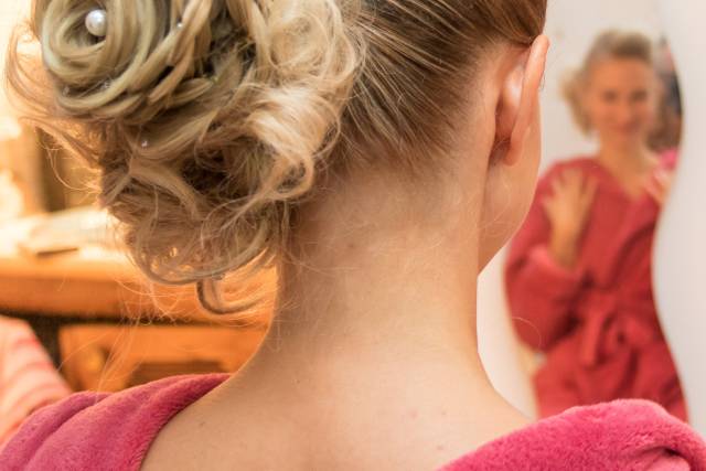 Chignon sophistiqué avec fleur