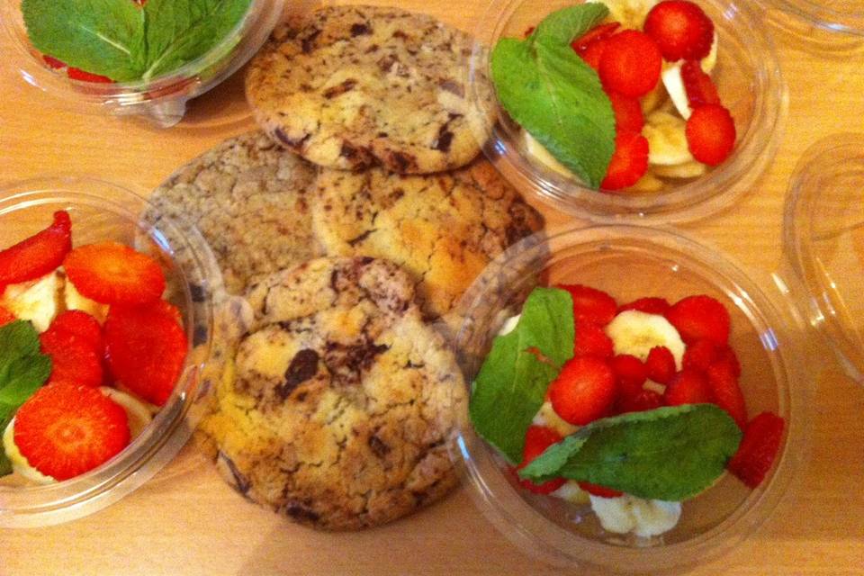 Salade de fruits frais, cookies