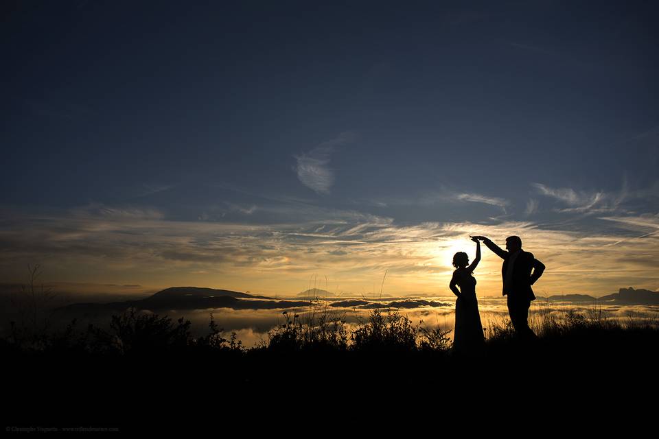 Mariés au coucher du soleil