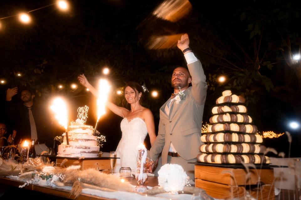 Arrivée du gâteau des mariés