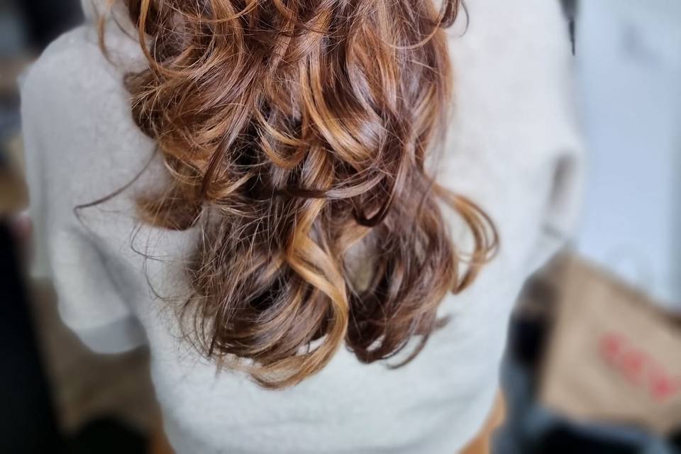 Coiffure demi-attache