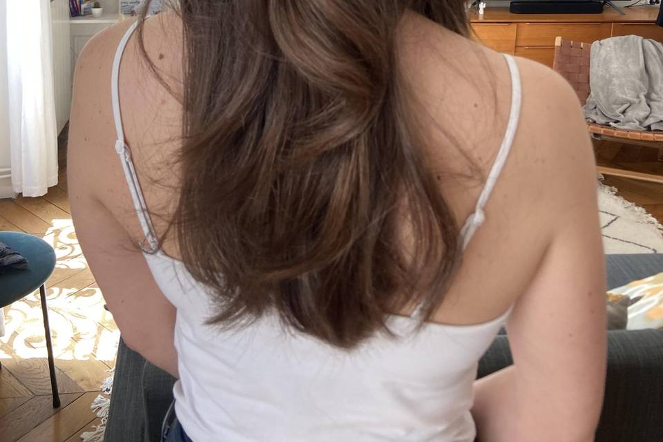 Coiffure demi-attache