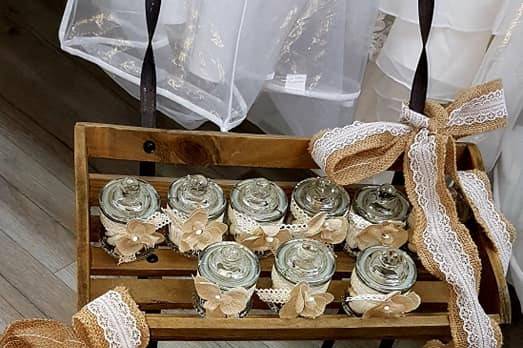 Charette en bois et bonboniere