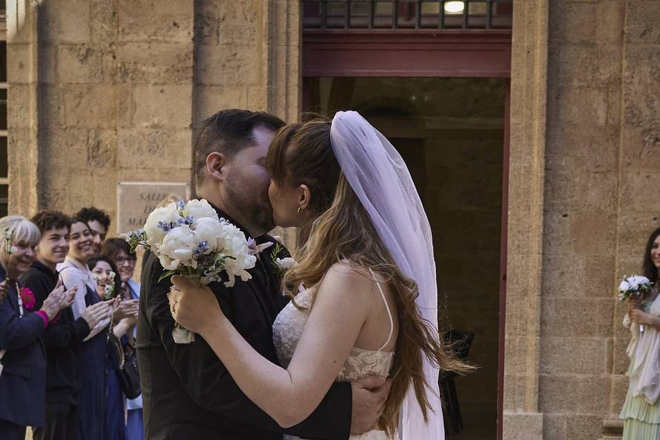 Les mariés dans la cour