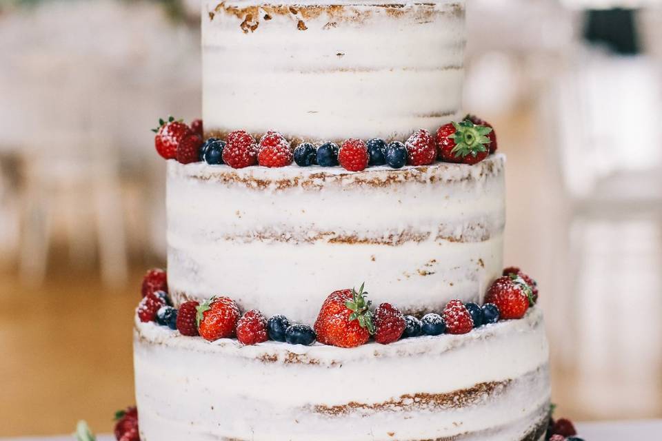 Naked cake fleurs et fruits