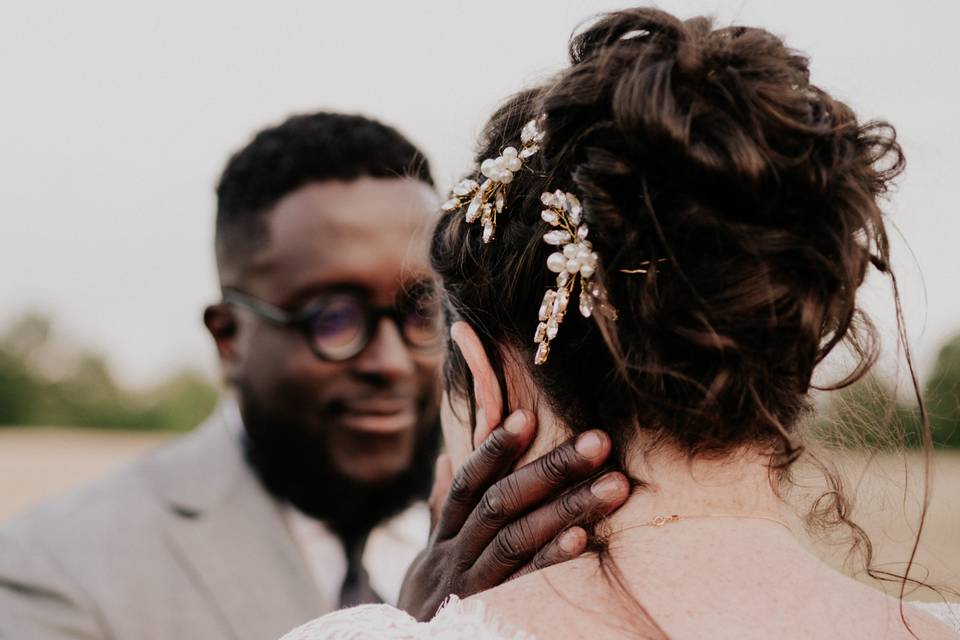 Chignon haut bouclé