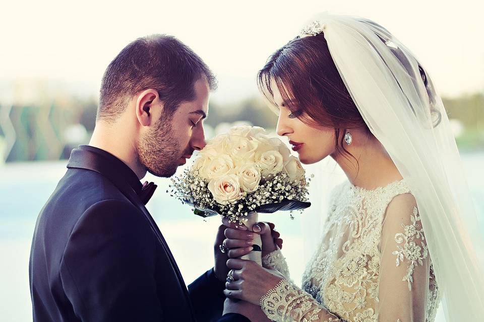 Mariés avec bouquet