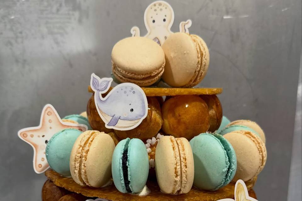 Pièce montée et macarons