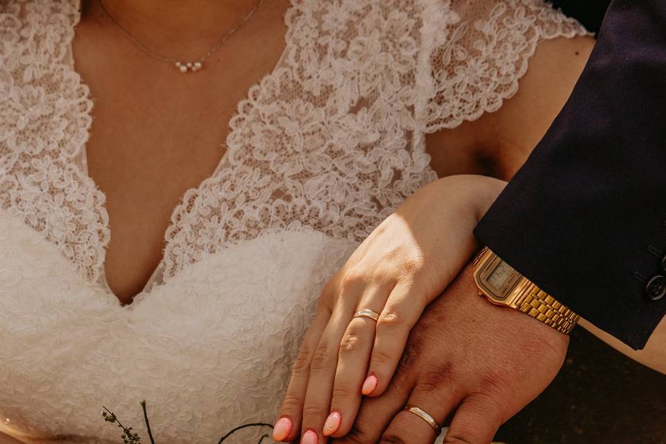 Aliances et bouquet de mariée