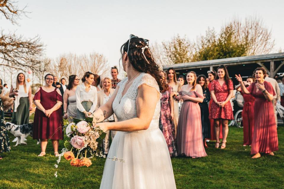 Lancer de bouquet mariée