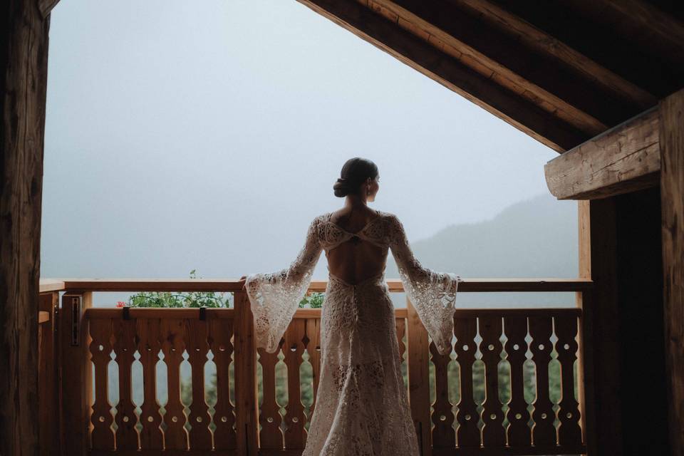 Mariée sur balcon-terrasse