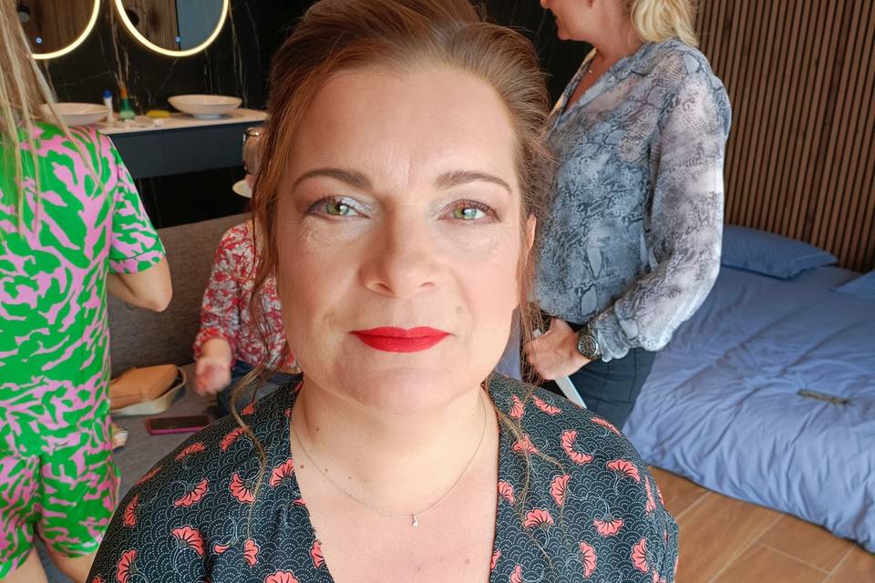 Maquillage et coiffure cortège
