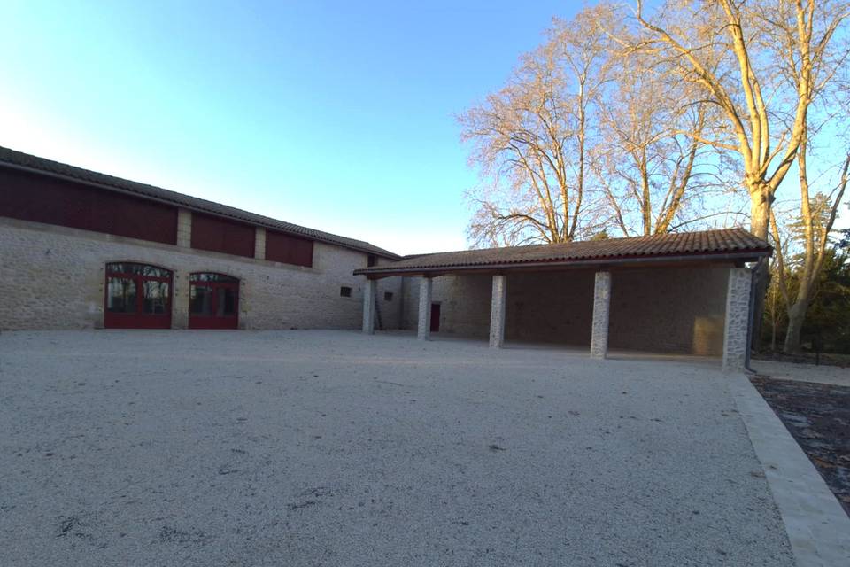 Salle et extérieur