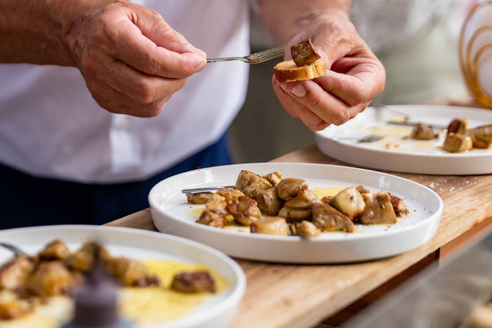 Chef preparant les assiettes