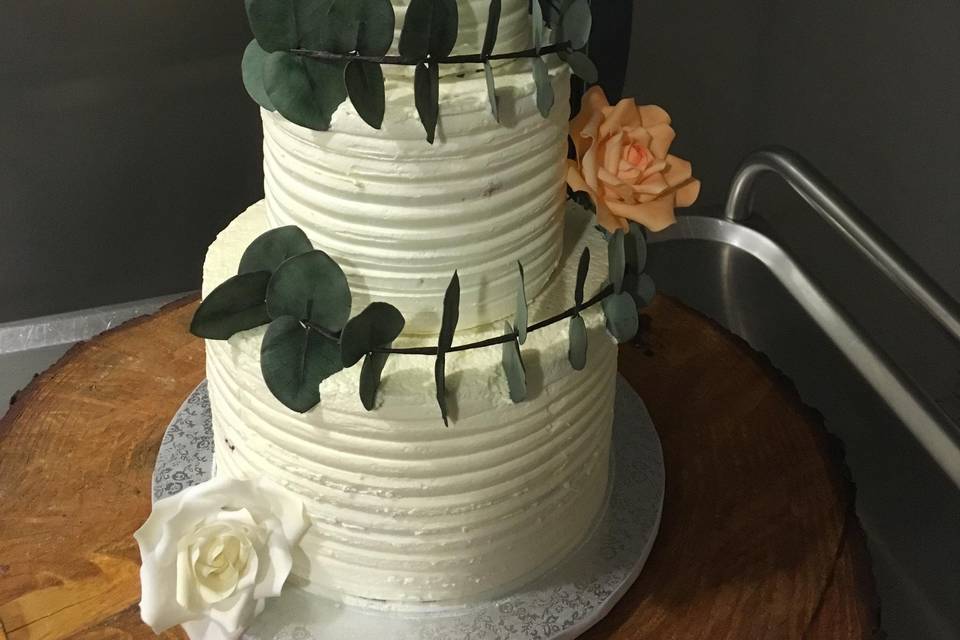 Nude cake eucalyptus et roses