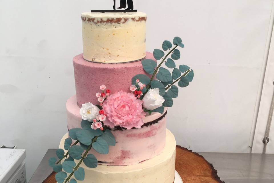 Nude cake et fleurs modelées