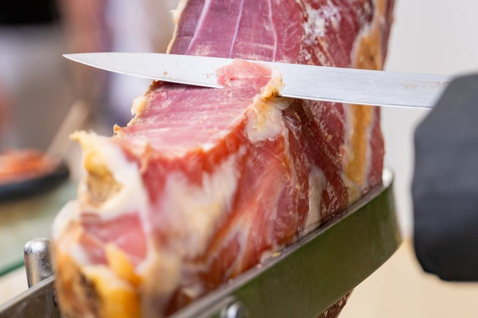 Jambon cru sur son support