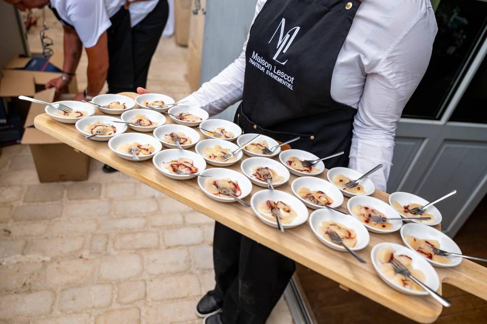 Serveur portant des snacks aperitifs
