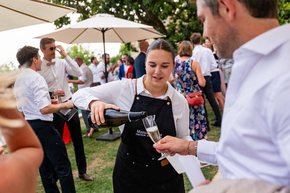 Serveur tenant un plateau d aperitifs