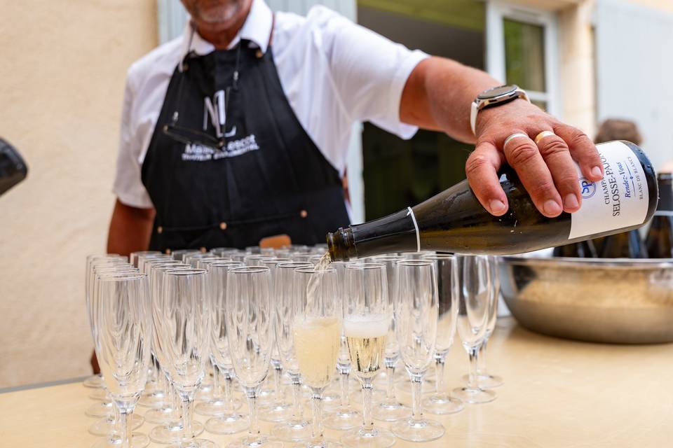 Verre de vin blanc servi