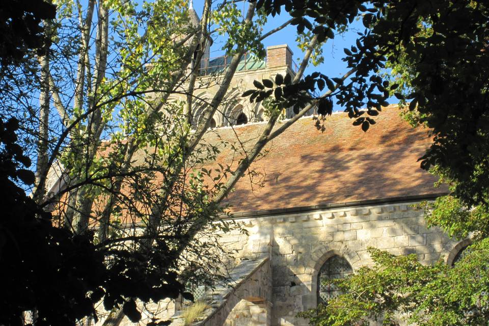 La collégiale voisine vue du parc