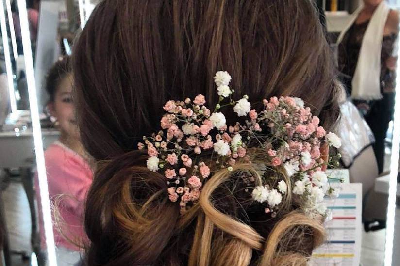 Chignon bas fleuri