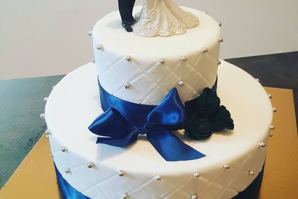 Wedding cake bordeau blanc