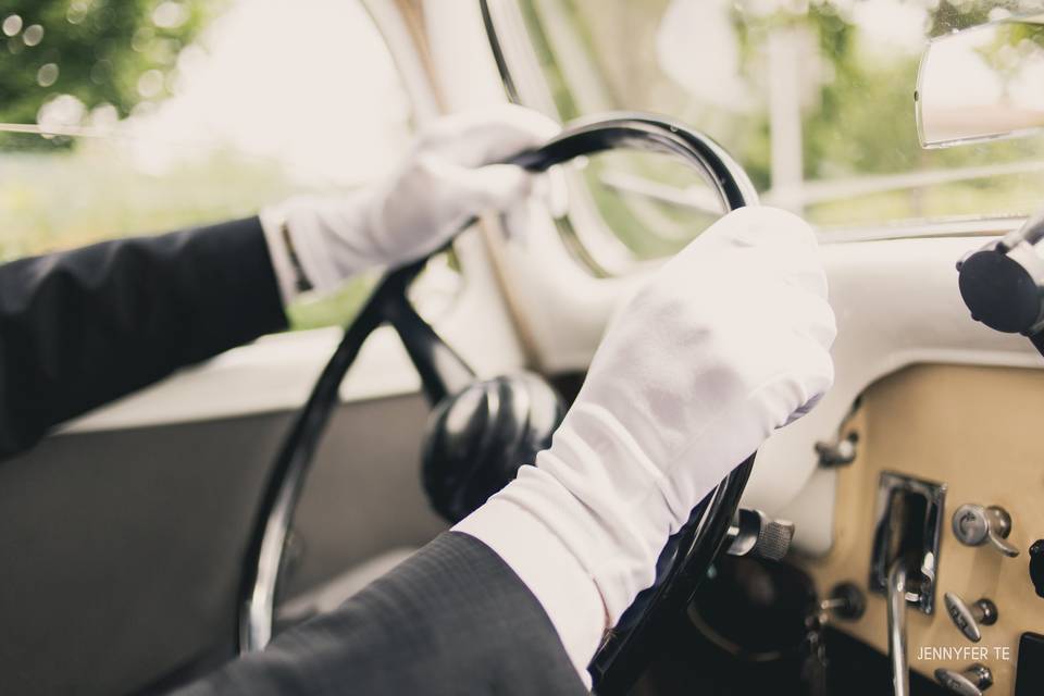 Conduite avec gants blancs