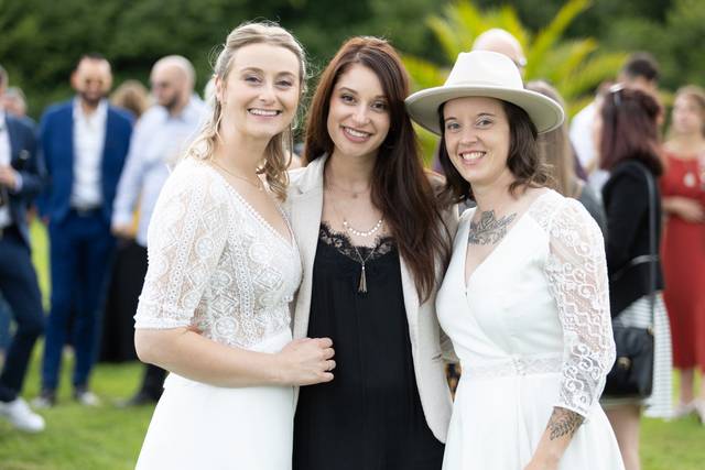Oriane avec ses jeunes mariées