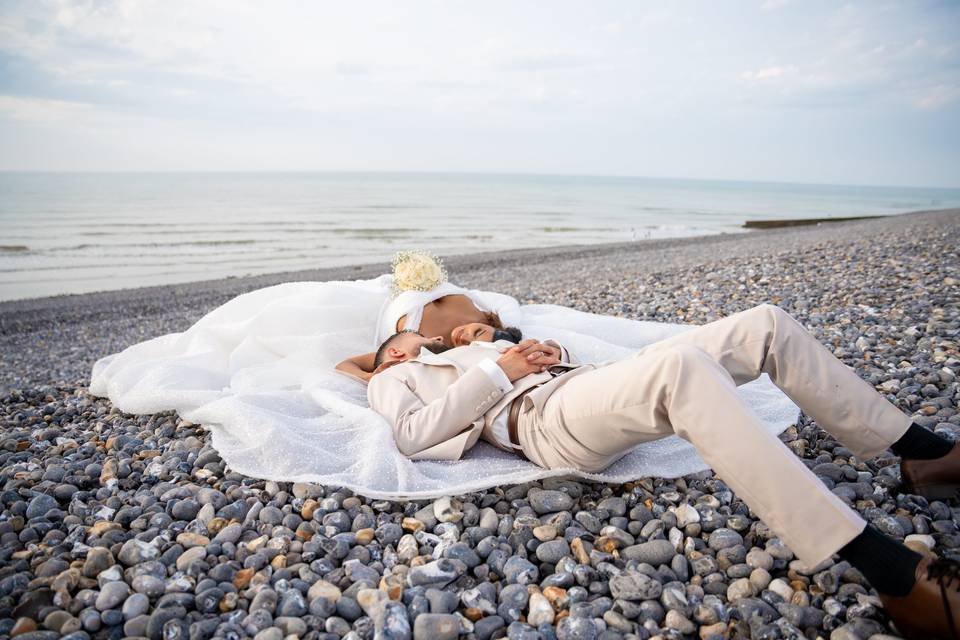 Sur la plage ensoleillée