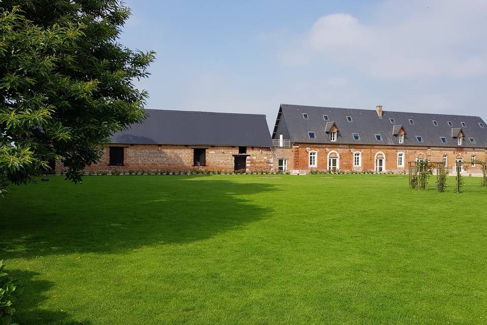 A droite Salle du Clos Masure