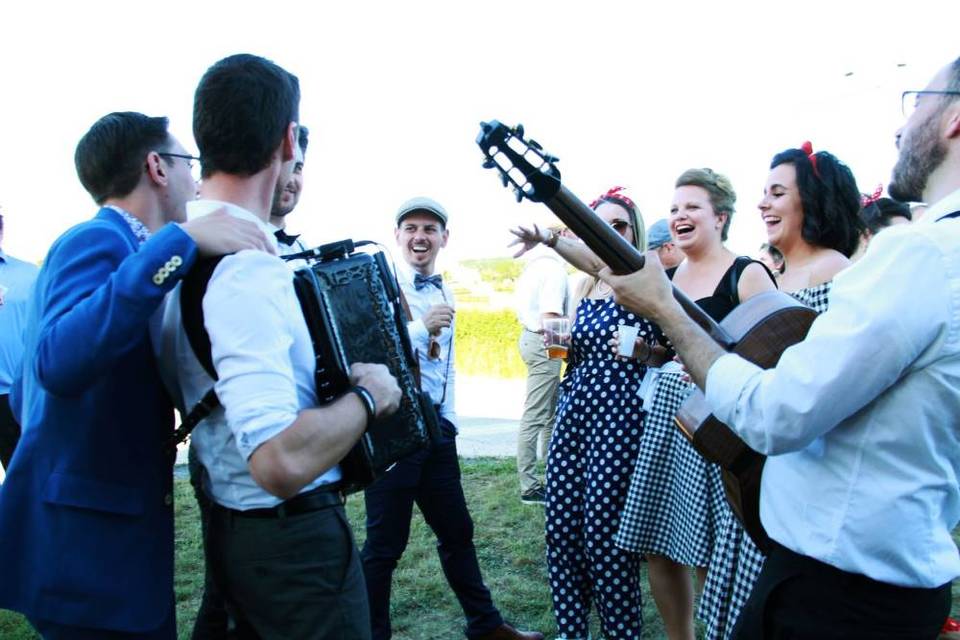 Invités du mariage chantent