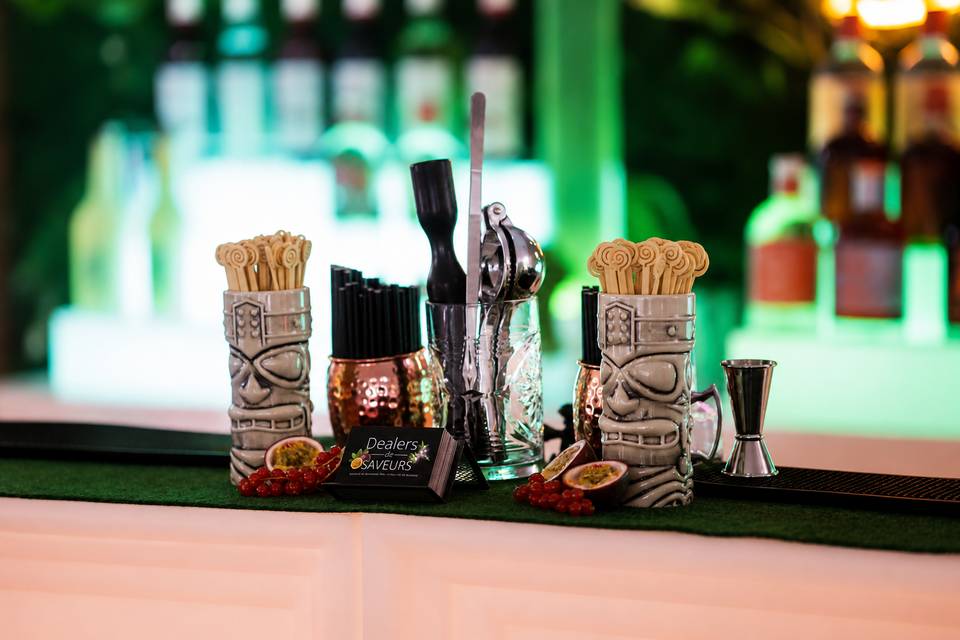 Bar Tiki aux outils de cocktai
