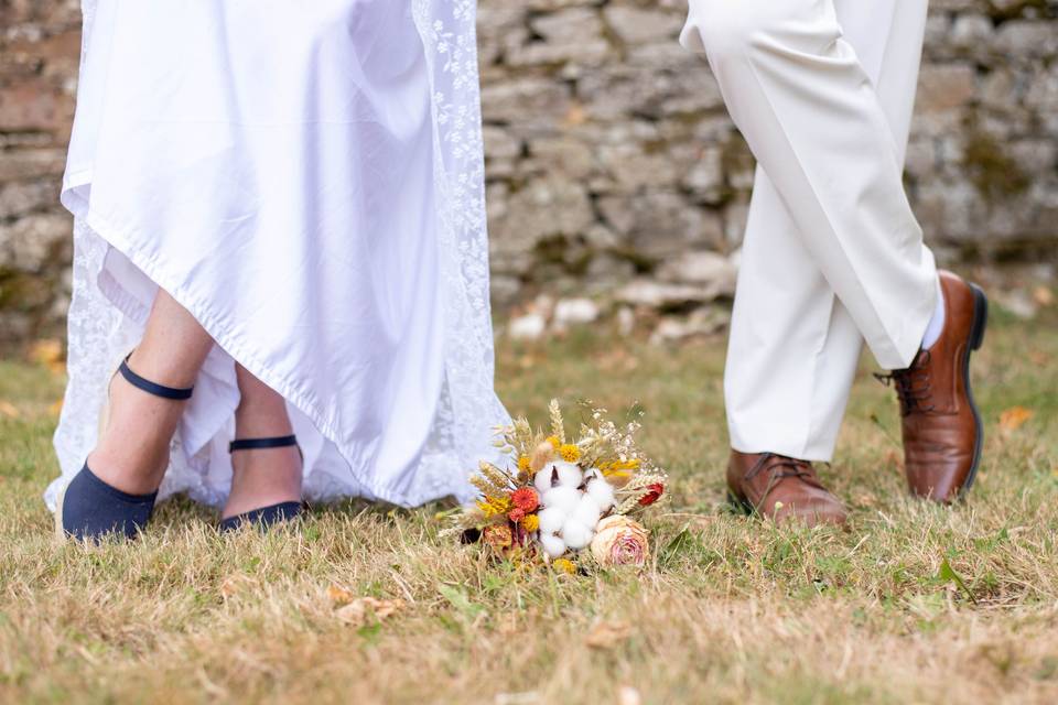 Bouquet et pieds mariés