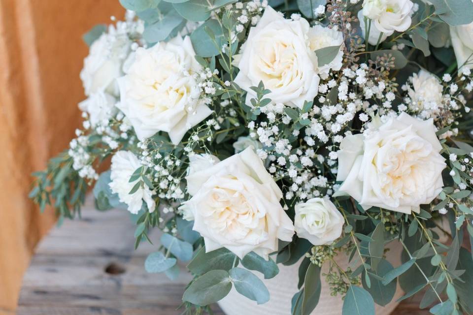 Composition de roses blanches