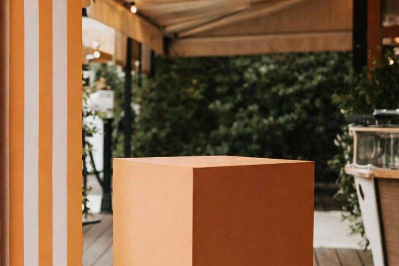 Location meuble colonne orange