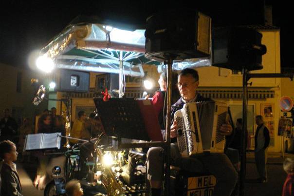 Bal dans la rue de nuit